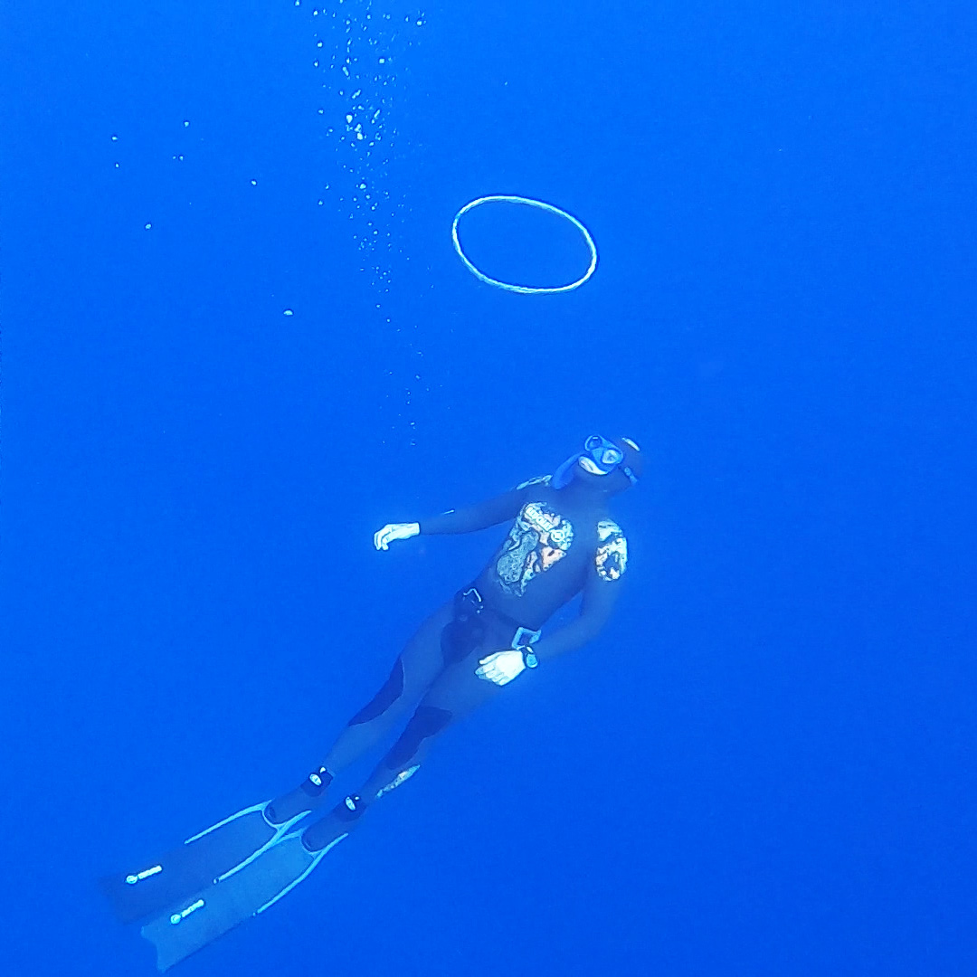 Stéphane Mifsud fait des cercles sous marins